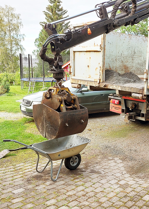 Kottikärryjen kuormaus kauhalla