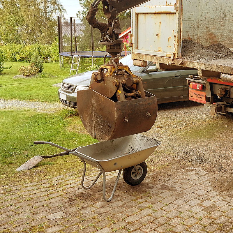 Kottikärryn kuormausta kouralla